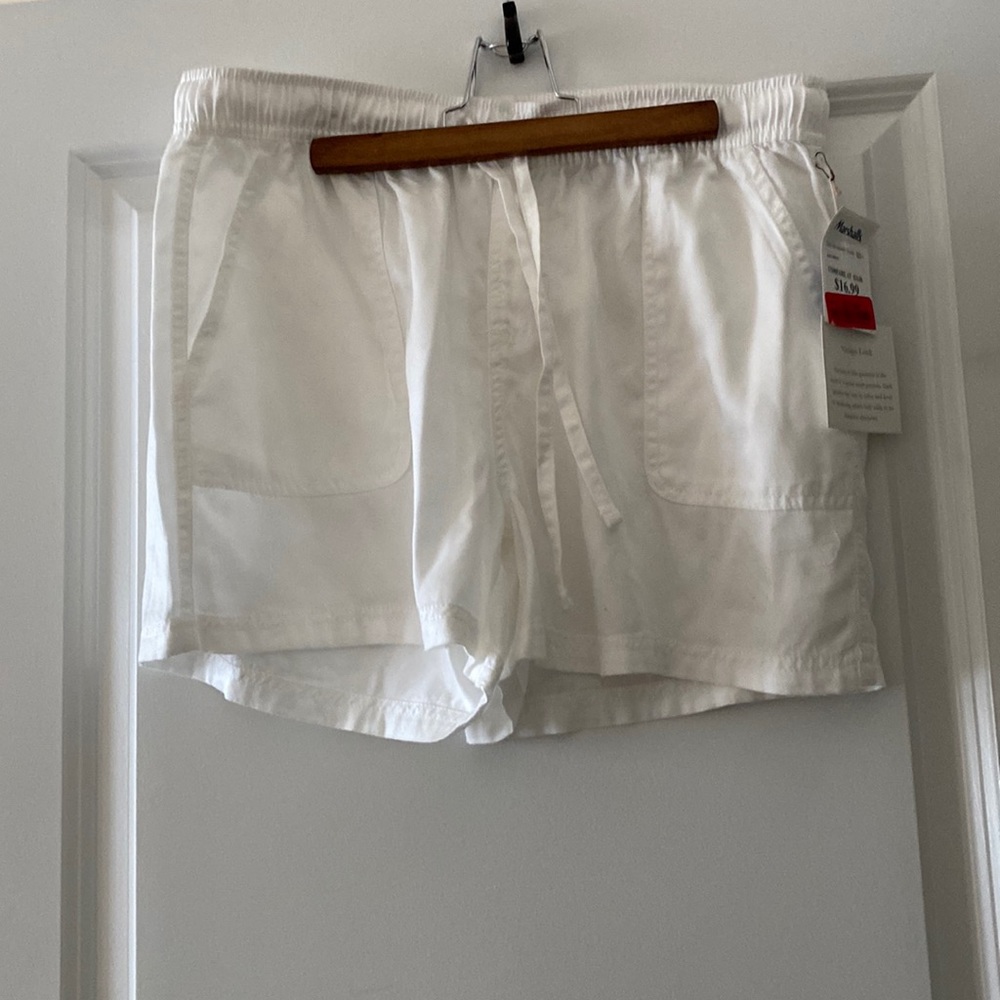 NWT lyocell white shorts size M by C & C California.